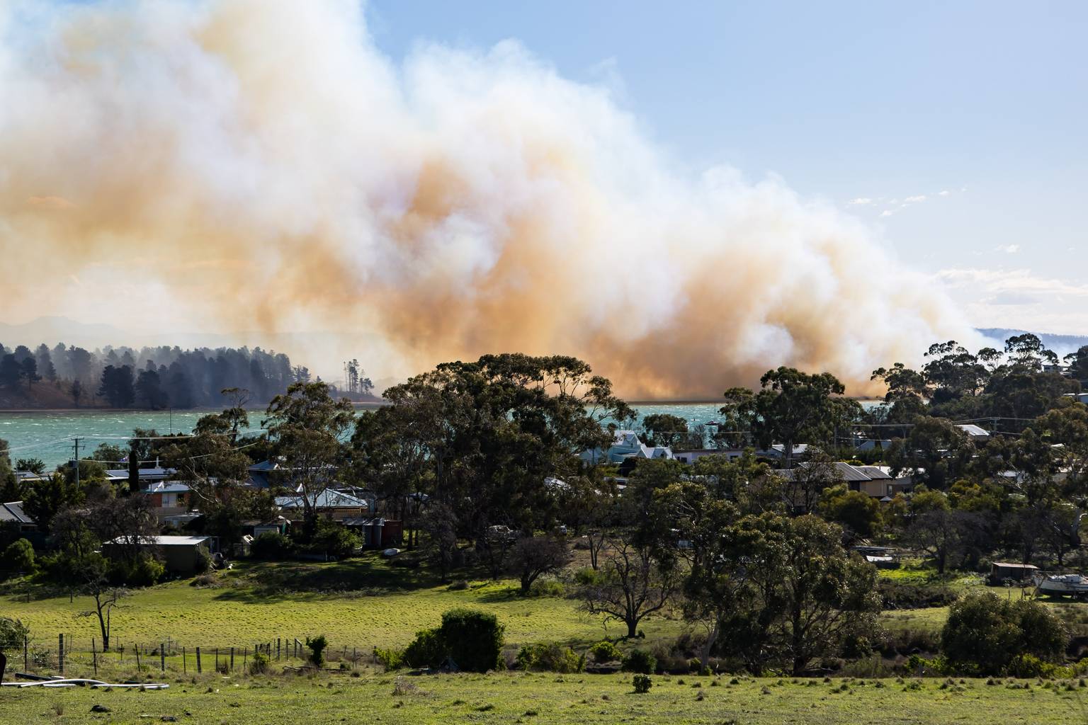 Towns facing ember attacks as strong winds fuel bushfire at Seven Mile ...