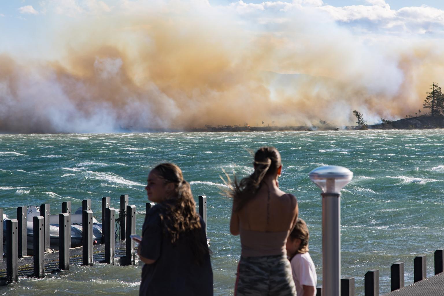 Towns facing ember attacks as strong winds fuel bushfire at Seven Mile ...