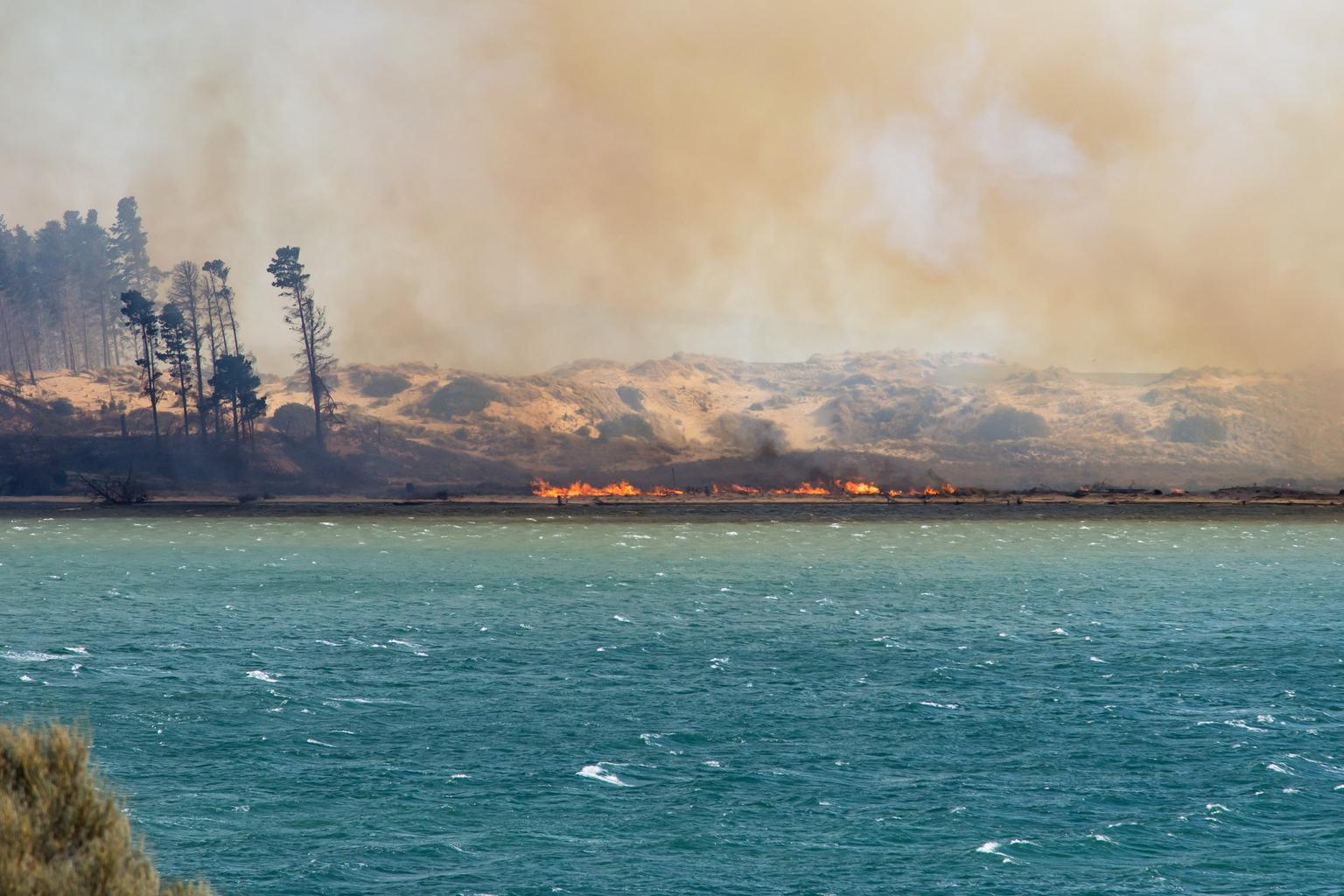 Towns facing ember attacks as strong winds fuel bushfire at Seven Mile ...